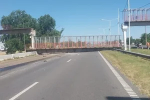 Vista del puente peatonal desplomado en Circunvalación