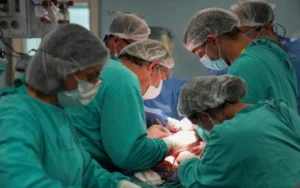 Avión sanitario y personal de salud durante un operativo de trasplante