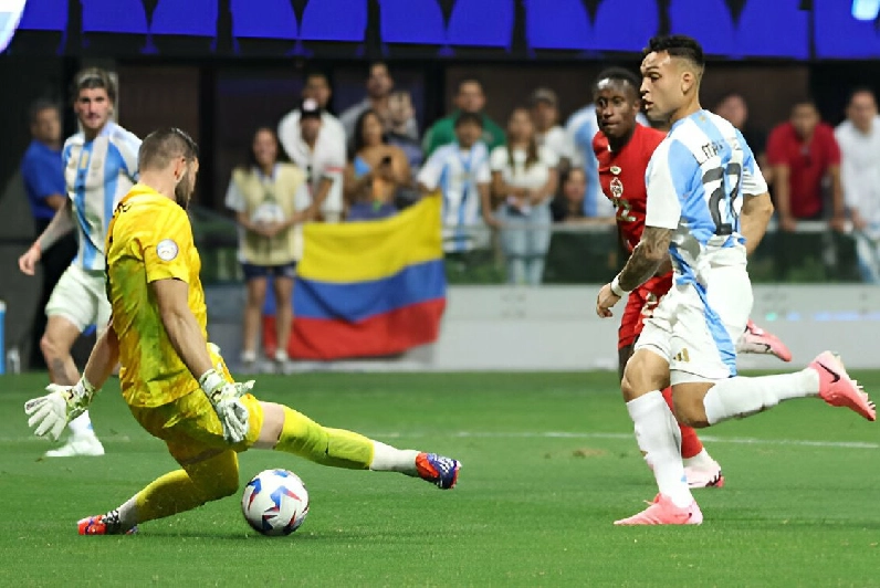 La selección arrancó la Copa América con el pie derecho y se impuso a su par norteamericano en Atlanta con goles del "toro" y de Julián Álvarez. 