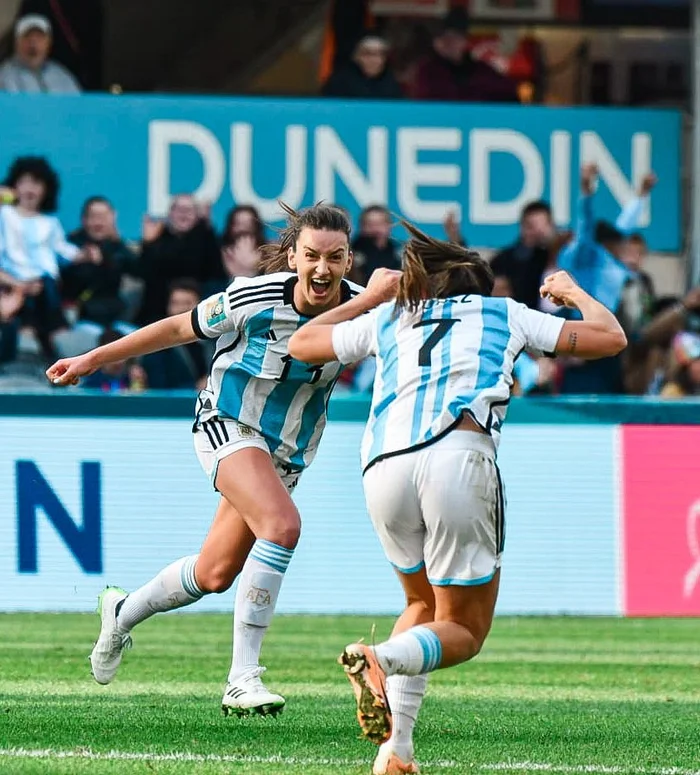 El seleccionado nacional femenino tuvo una gran reacción luego de ir perdiendo 0-2 y logró rescatar un punto que lo mantiene con vida. Los goles fueron de Braun y Núñez.