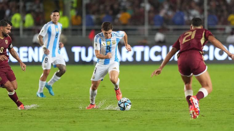 La Selección Argentina comenzó ganando con gol de Nicolás Otamendi pero la vinotinto igualó con un tanto de Rondón. 