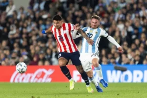 La Selección Argentina choca ante Paraguay por las Eliminatorias.