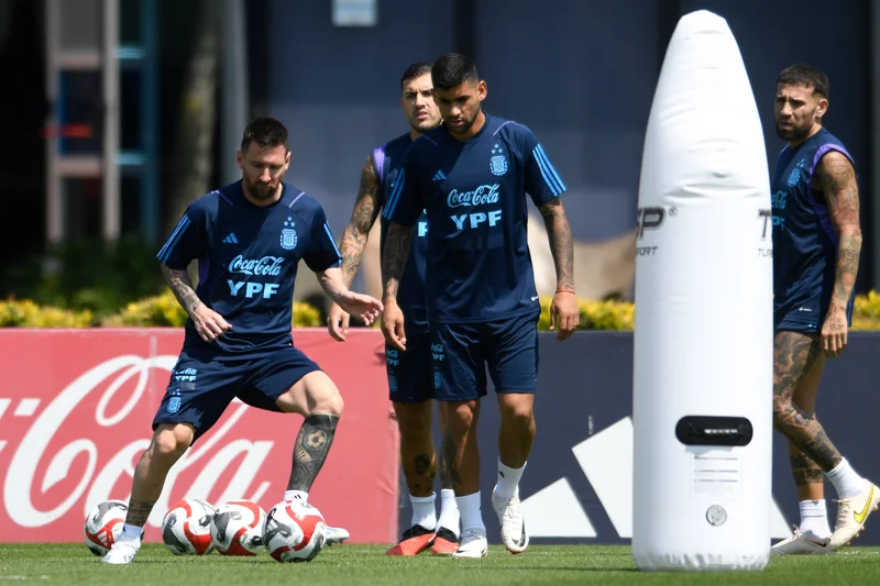 El seleccionado nacional se mide con el equipo albirrojo en el estadio Nacional de Lima con la incógnita de la presencia de Messi. El partido comienza a las 23 hs.