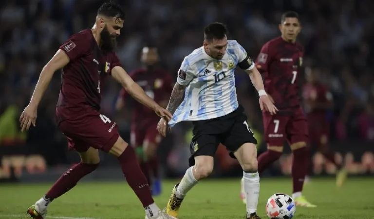 La Selección Argentina enfrenta a Venezuela en Maturín.