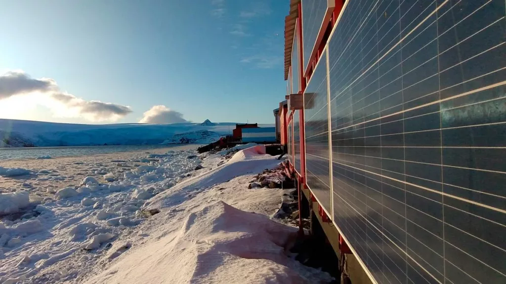 Argentina instala paneles solares en la Antártida