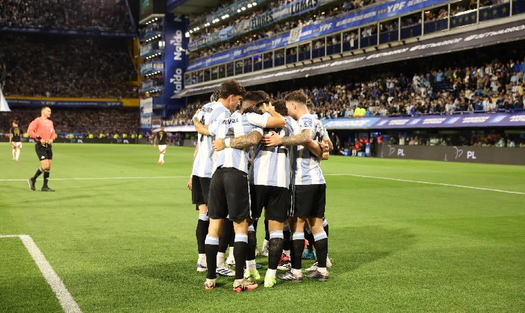 La Selección Nacional hizo lo que tenía que hacer y se impuso a Perú con un golazo de Lautaro Martínez para seguir en lo más alto. 