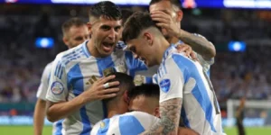Argentina venció a Perú con dos goles del "Toro" Martínez.