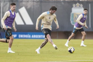 Argentina visita a Chile con la ilusión de mantenerse en el primer puesto