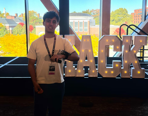 Argentino ganó premio Harvard con dispositivo de IA para ciegos