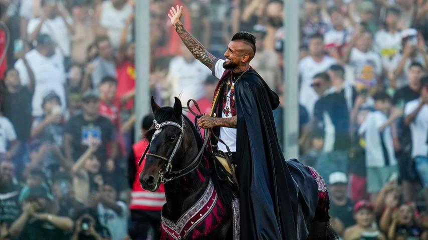 El mediocampista chileno, ídolo de la selección de su país y del "cacique", acordó su incorporación al club de sus amores y hoy apareció ante su gente. 