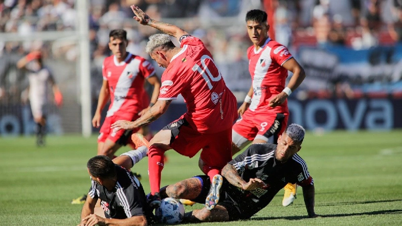 El "Malevo" derrotó a Deportivo Maipú por 1-0 en Córdoba con gol de Gustavo Fernández a los 16 minutos del segundo tiempo y jugará en la máxima categoría.