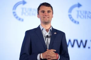 Asesinaron al activista Charlie Kirk de un disparo en el cuello, mientras exponía en una universidad.