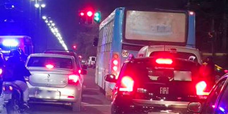 Atacaron un colectivo en plena noche y tres pasajeros se salvaron de milagro.