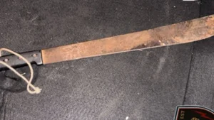 vecino atacó a otro machete