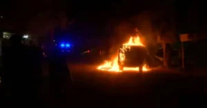 Ataque incendiario a autos frente al Roque Sáenz Peña