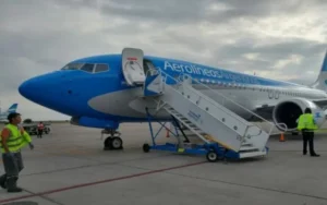 Aumentan las tasas aeroportuarias y podrían subir los vuelos internacionales