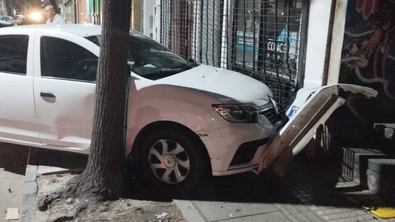 Un automovilista perdió el control del auto y chocó contra la Concejalía Popular, sin heridos pero con daños y tránsito interrumpido en la zona.