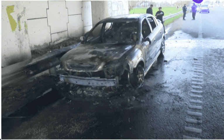 Auto incendiado en Circunvalación