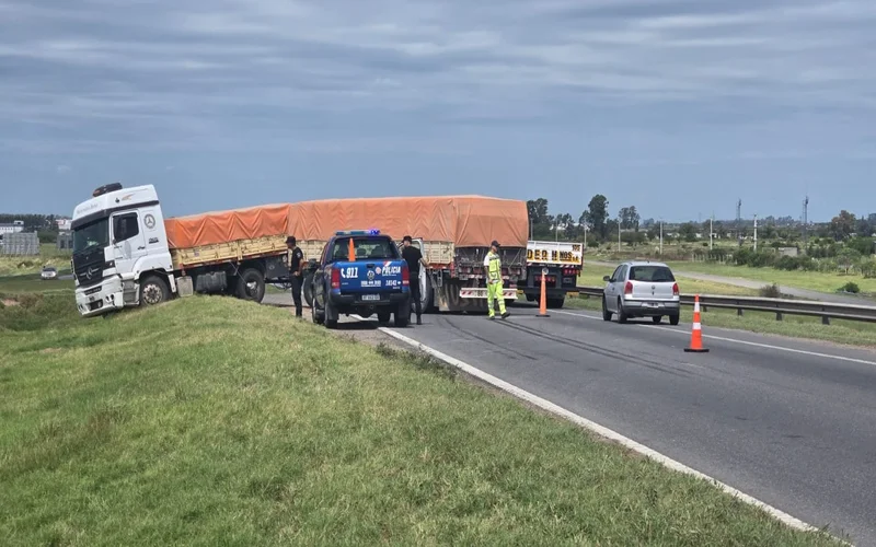 Autopista a Buenos Aires: Intentó cambiar el sentido de circulación y provocó un choque de camiones

