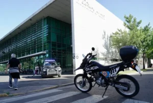 Patrullero y cinta policial en un hecho de violencia en Rosario