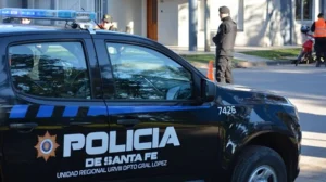 Patrullero frente a vivienda baleada en Rosario