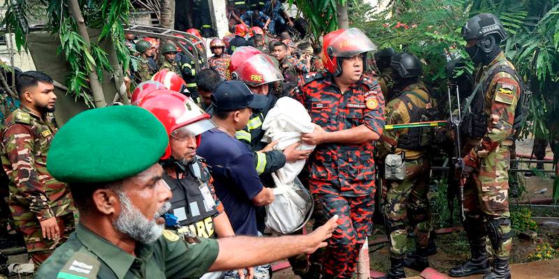 En Bangladesh un avión militar cayó en un colegio y dejó 16 muertos.