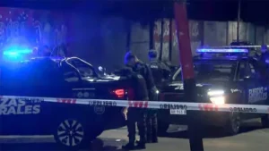Patrullero y ambulancia en un operativo en barrio La Cerámica