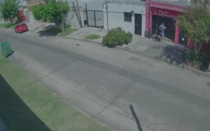 Barrio Tiro Suizo Ladrón en bicicleta se robó una hidrolavadora industrial