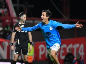Belgrano escribió una página histórica: tras empatar sobre la hora frente a Argentinos Juniors en La Paternal, se impuso por penales y se clasificó a la final, en la que buscará su primer título oficial ante River en Córdoba.