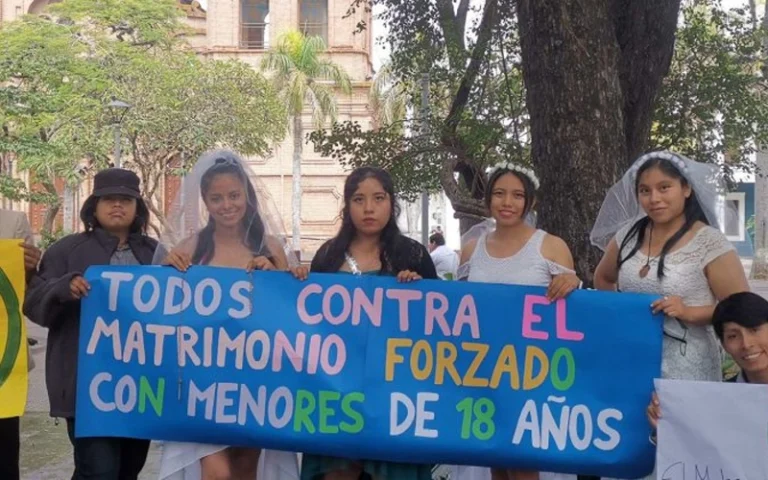 Bolivia impulsa una ley para prohibir el matrimonio infantil.