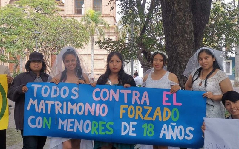 Bolivia impulsa una ley para prohibir el matrimonio infantil.