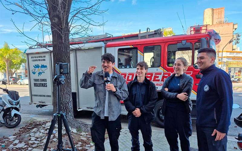 Bomberos Voluntarios buscan modernizar autobomba para rescate en altura.