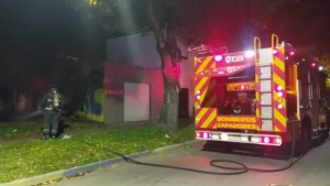 Bomberos rescataron a una mujer durante el incendio de una casa