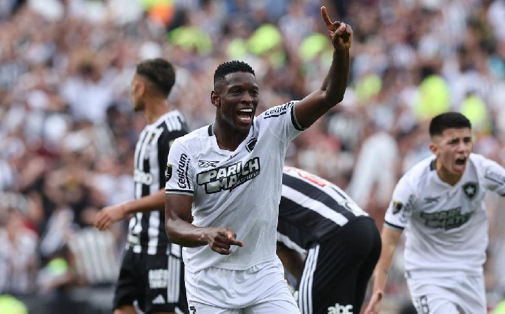 Con goles de Luiz Henrique, Alex Telles y Junior Santos, Botafogo venció 3-1 al Atlético Mineiro en el Estadio Monumental y se quedó con el título.