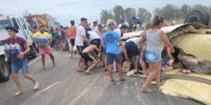 Buenos Aires: vecinos saquean la carga de un camionero muerto.