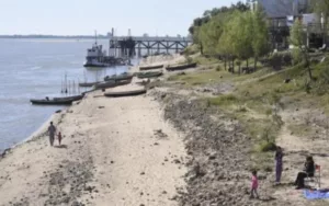 Buscan a dos jóvenes que cayeron al río desde su lancha