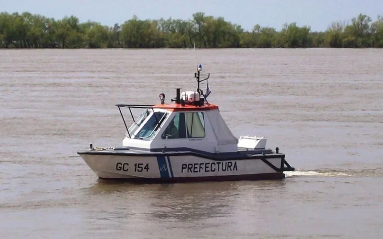 Buscan a un adolescente desaparecido tras caer de una canoa en San Lorenzo