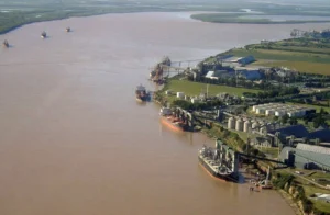 intensa búsqueda a tripulante sirio en puerto San Martín