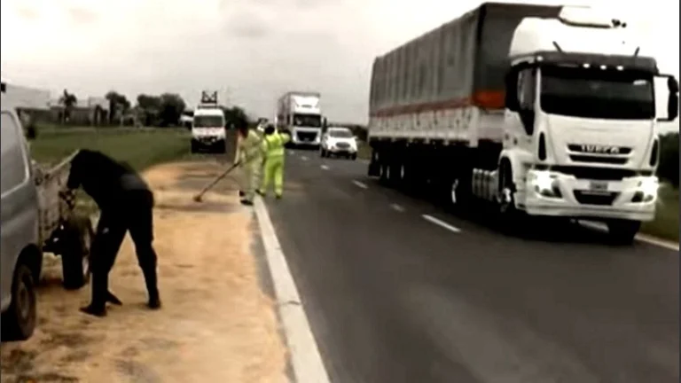 Camión pierde acoplado y derrama 30 toneladas de maíz en la autopista.