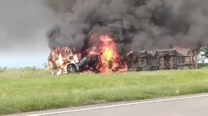 Camión volcó y se incendió a la altura de Cañada de Gómez.
