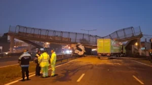 Puente peatonal derrumbado sobre la Panamericana