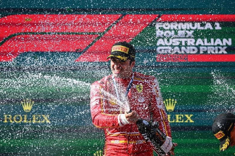 El piloto español de Ferrari, Carlos Sainz, terminó primero en el circuito Albert Park de Melbourne. Verstappen debió abandonar por desperfectos técnicos. 