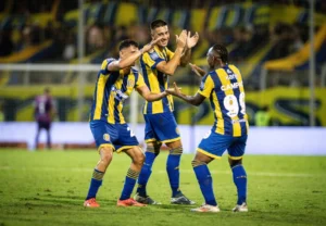 Central derrotó a Atlético Tucumán y es líder de su zona.