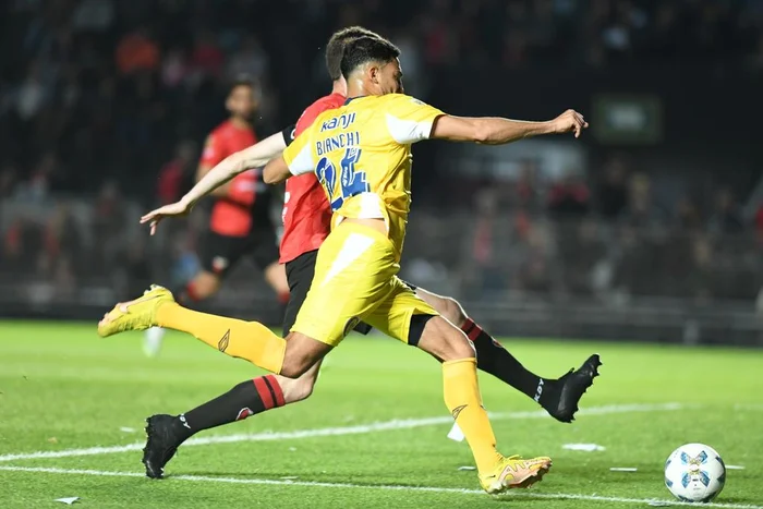 El canalla y Colón protagonizaron un partido parejo pero el local fue más efectivo y se impuso por 2-1. El arbitraje de Echavarría fue polémico. 