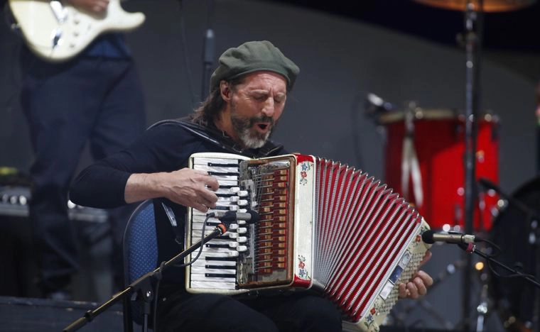 Chango Spasiuk se presenta en nuestra ciudad con su nuevo espectáculo: "Enramada: Libros & Música", donde propone un show íntimo con todas sus canciones. 