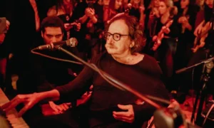 Charly García sorprendió a los fanáticos y tocó dos canciones en el Hotel Faena.