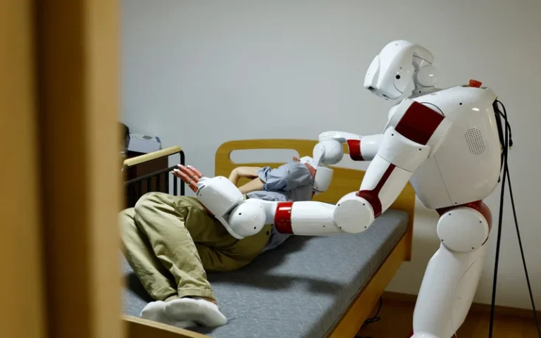 China proyecta robots para cuidar chicos y adultos mayores