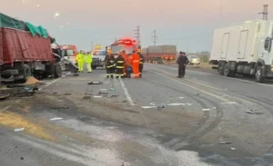 trágico choque de camiones en cruce de rutas