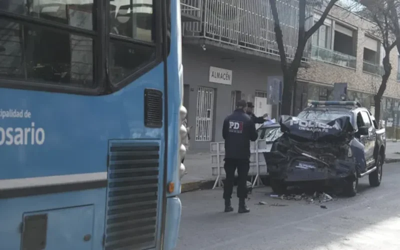 Choque de patrullero y colectivo en barrio Abasto