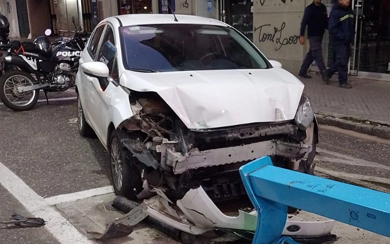 Choque destruyó estación de bicicletas en pleno centro.